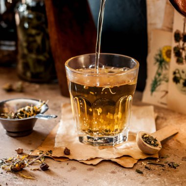 Bitki çayını bir bardağa doldurmak, Kurutulmuş bitki karışımının çeşitliliği, kare