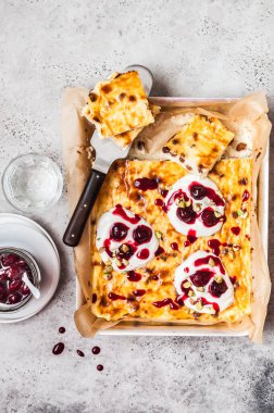 Ekşi kremalı ve kiraz soslu tatlı peynirli kek, metnin için alanı kopyala