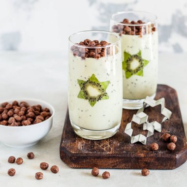 Star Shaped Kiwi Dilimleri ve Kakao Gevreği ile süslenmiş Kiwifruit Smoothie, kare