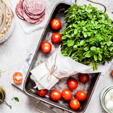 Pasta Pişirme İçindekiler Eski Bakır Tavada, kare
