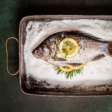 Tüm Crucian 'lar tuzlu ve kare şeklinde pişirilecek.