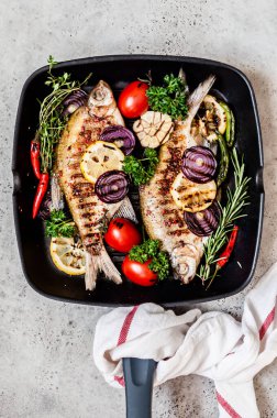 Sebzeli ve otlu ızgara süzgeç Breams, metin için alanı kopyala