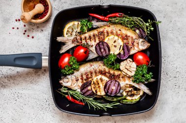 Sebzeli ve otlu ızgara süzgeç Breams, metin için alanı kopyala