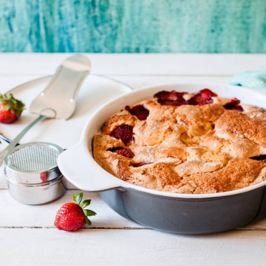 Seramik Tavada Taze Çilekli Kek, kare