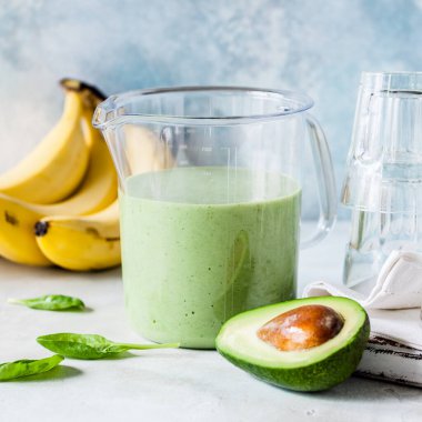 Sağlıklı Yeşil Meyve Smoothie Avokado, Muz ve Ispanak karışımı, kare