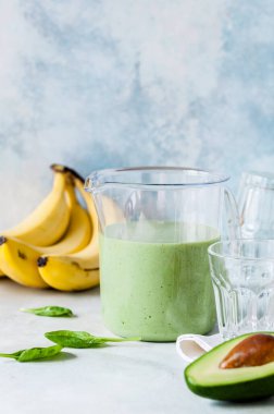 Sağlıklı Yeşil Meyve Smoothie Avokado, Muz ve Ispanak 'tan bir ölçü kabına karıştırılmış, metin için kopyalama alanı