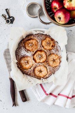 Elma Dilimleri Üstte Elmalı Kek