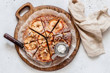 Elma Dilimleri Üstte Elmalı Kek