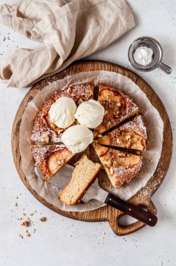 Elma Dilimli Elma Pastası Dondurma ile sunuldu, metniniz için alanı kopyalayın