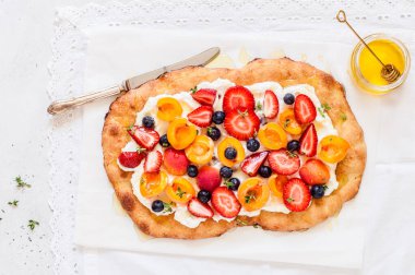 Ricotta 'lı yassı ekmek, taze böğürtlen ve kayısı, ballı çiselemeli.