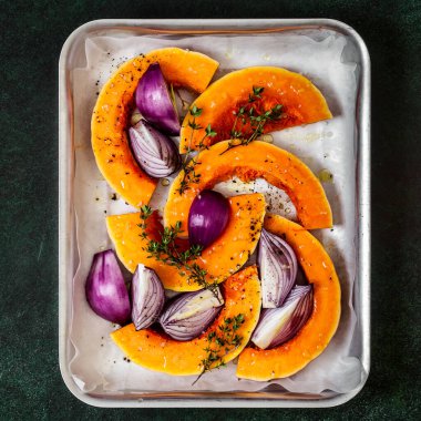 Kırmızı soğan ve kekik dilimlenmiş tereyağlı ezme Kızartma için hazır, kare