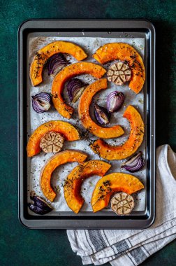 Kızarmış tereyağlı ezme Kırmızı soğan ve kekik dilimleri