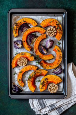 Kızarmış tereyağlı ezme Kırmızı soğan ve kekik dilimleri