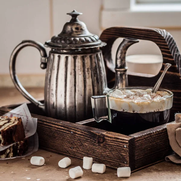 Kaffee Mit Marshmallows Und Scheiben Zebrakuchen Auf Einem Küchentisch Einem — Stockfoto