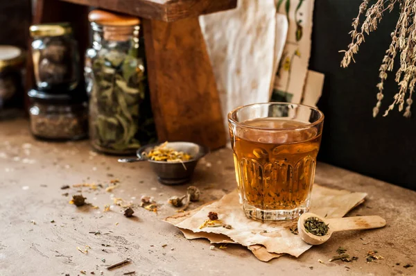 Kräutertee Glas Und Verschiedene Getrocknete Kräutermischungen Kopieren Sie Platz Für — Stockfoto