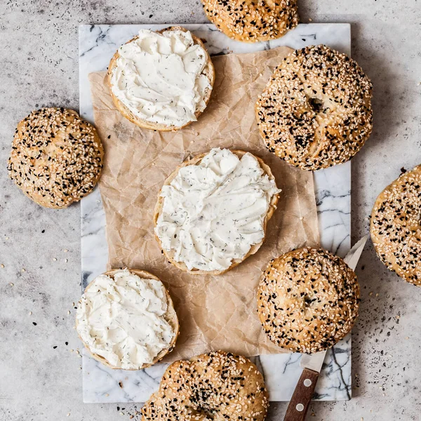 Bagels Caseiros Com Creme Queijo Espalhados Uma Placa Mármore Quadrado — Fotografia de Stock