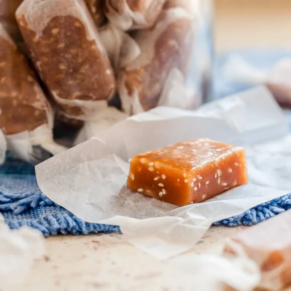 Sesamsamen Karamell Bonbons Hausgemachte Chewy Toffees Glas Quadratisch — Stockfoto