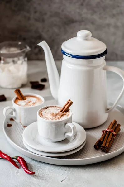 Chocolate Quente Com Pimenta Canela Coberto Com Creme Chicote Espaço — Fotografia de Stock