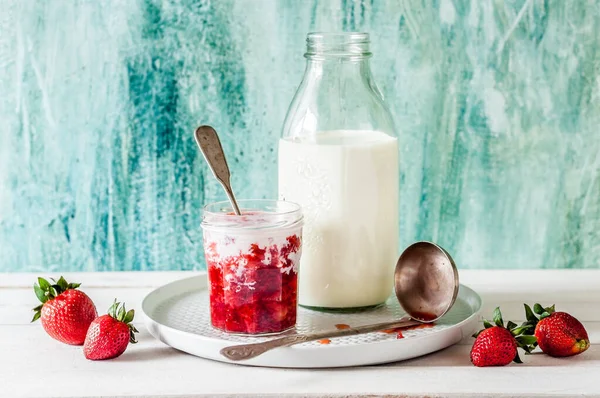 Fresas Frescas Trituradas Con Leche Tarro Copia Espacio Para Texto —  Fotos de Stock