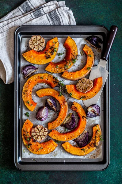 Rodajas Calabaza Mantequilla Asada Con Cebolla Roja Tomillo —  Fotos de Stock