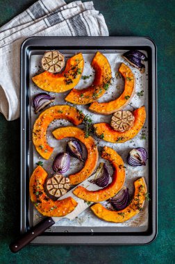 Kızarmış tereyağlı ezme Kırmızı soğan ve kekik dilimleri