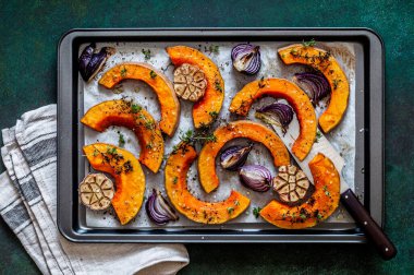 Kızarmış tereyağlı ezme Kırmızı soğan ve kekik dilimleri