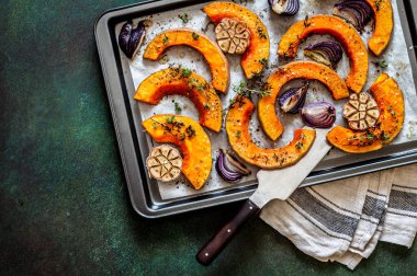 Kızarmış Tereyağlı Ezme Kırmızı Soğanlı Dilimler ve Kekik, metin için alanı kopyala