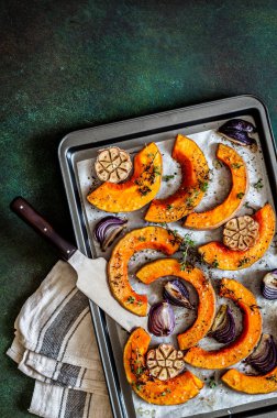 Kızarmış Tereyağlı Ezme Kırmızı Soğanlı Dilimler ve Kekik, metin için alanı kopyala