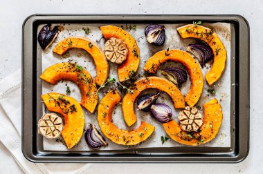 Kızarmış tereyağlı ezme Kırmızı soğan ve kekik dilimleri