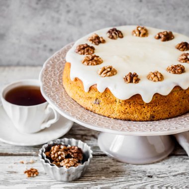 Cevizli ve kremalı kabak keki, kare.