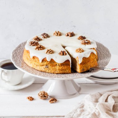 Ceviz ve krem peynirli dilimlenmiş kabak keki, kare.