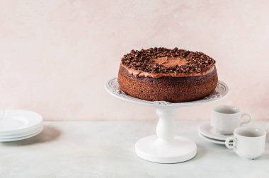 Çikolata parçacıkları ile süslenmiş Kek standındaki Çikolatalı Kek, metnin için kopyalama alanı