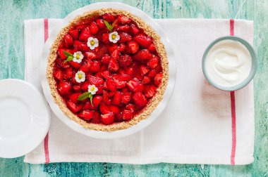 Graham Cracker Crust ile taze çilekli turta, metin için kopyalama alanı