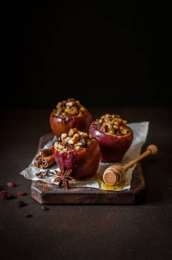 Ceviz ve sultanla doldurulmuş fırınlanmış elmalar, metin için kopyalama alanı