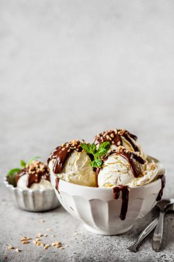 Çikolatalı Ganache ve Doğranmış Fındık Toplama ile Vanilyalı Dondurma Krepleri, metin alanınızı kopyalayın