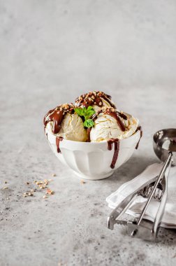Çikolatalı Ganache ve Doğranmış Fındık Toplama ile Vanilyalı Dondurma Krepleri, metin alanınızı kopyalayın