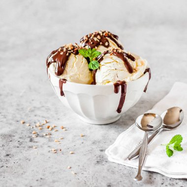 Çikolatalı Ganache ve Doğranmış Fındık Ezmeli Vanilyalı Dondurma Krepleri, metnin için kare, kopyalama alanı