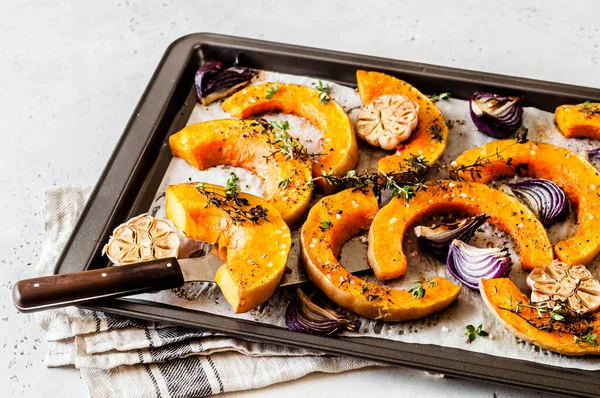 Roasted Butternut Squash Slices Red Onions Thyme — Stock Photo, Image