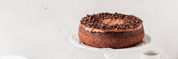 Schokoladenkuchen Auf Einem Kuchenständer Dekoriert Mit Schokoladenspänen Banner Kopierplatz Für — Stockfoto