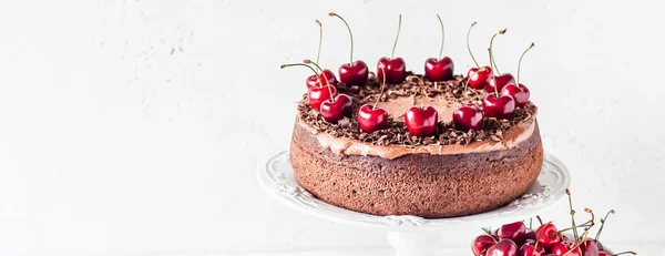 Schokoladenkuchen Auf Einem Kuchenständer Mit Schokoladenraspeln Und Süßkirschen Dekoriert Banner — Stockfoto