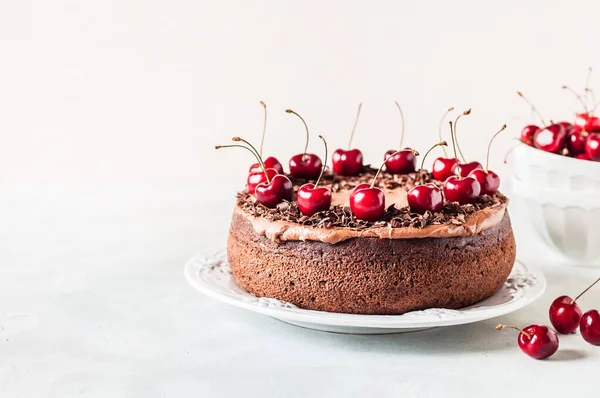 Schokoladenkuchen Mit Schokoladenraspeln Und Süßkirschen Dekoriert Kopieren Sie Platz Für — Stockfoto