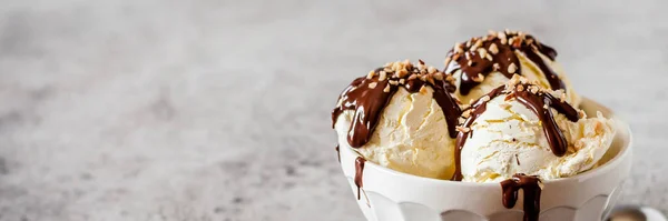 Scoop Gelato Alla Vaniglia Con Ganache Cioccolato Guarnizione Noce Tritata — Foto Stock