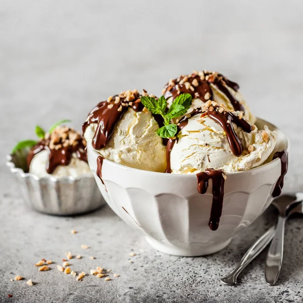 バニラアイススコップチョコレートガナッシュとチョップナッツトッピング 正方形 — ストック写真