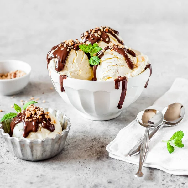 Boules Glace Vanille Avec Ganache Chocolat Garniture Aux Noix Hachées — Photo