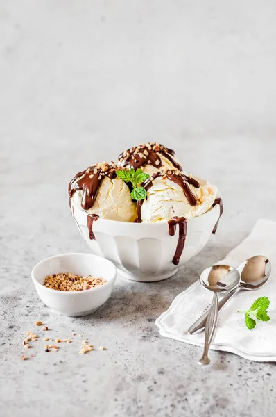 Scoop Gelato Alla Vaniglia Con Ganache Cioccolato Guarnizione Noce Tritata — Foto Stock