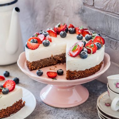 Dilimlenmiş No Bake Ricotta ve Taze Böğürtlenli Glütensiz Base Cheesecake, kare