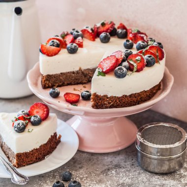 Dilimlenmiş No Bake Ricotta ve Taze Böğürtlenli Glütensiz Base Cheesecake, kare