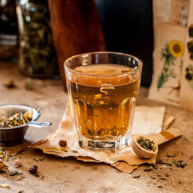 Bitki çayı ve çeşitli kurutulmuş bitki karışımı, kare.