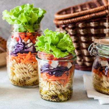 Kavanozda makarna ve sebze salatası, kare.