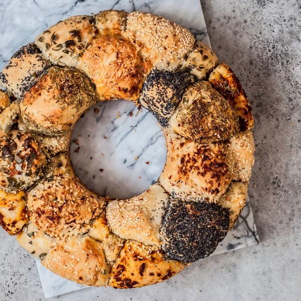 Smaklig Apa Pussel Bröd Med Örter Frön Nötter Och Ost — Stockfoto